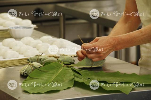 農村女性加工グループの朴葉巻作り