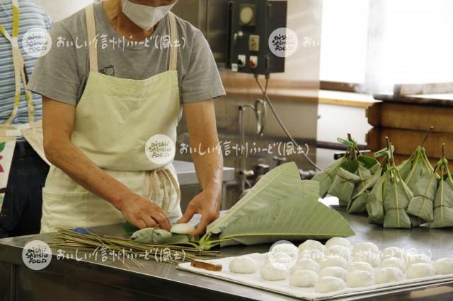 農村女性加工グループの朴葉巻作り