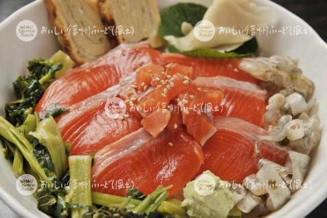 信州サーモンの料理【信州サーモンわさび葉寿し】