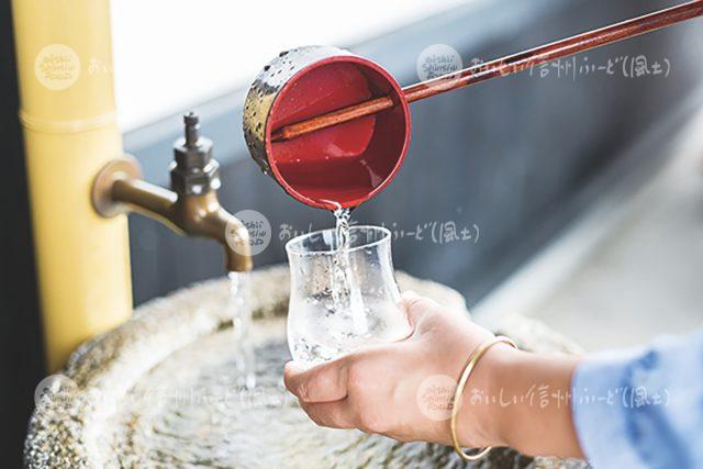 日本酒を柄杓で注ぐ