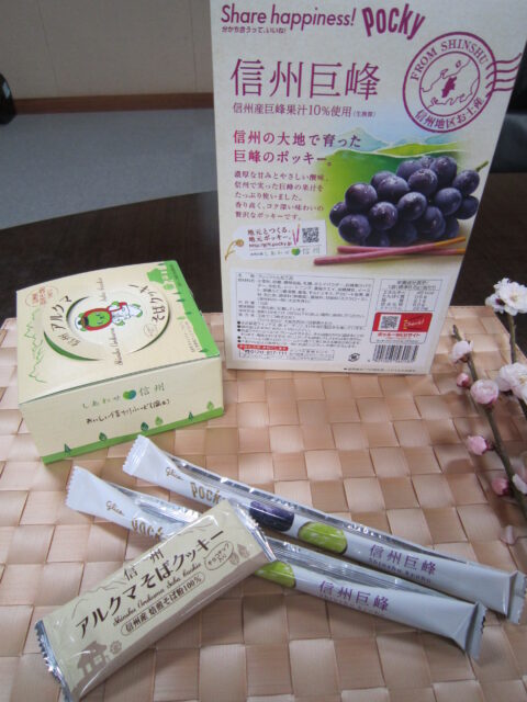 ３月のおいしい部局長会議で、「ポッキー<信州巨峰>」と「信州アルクマそばクッキー」が紹介されました！