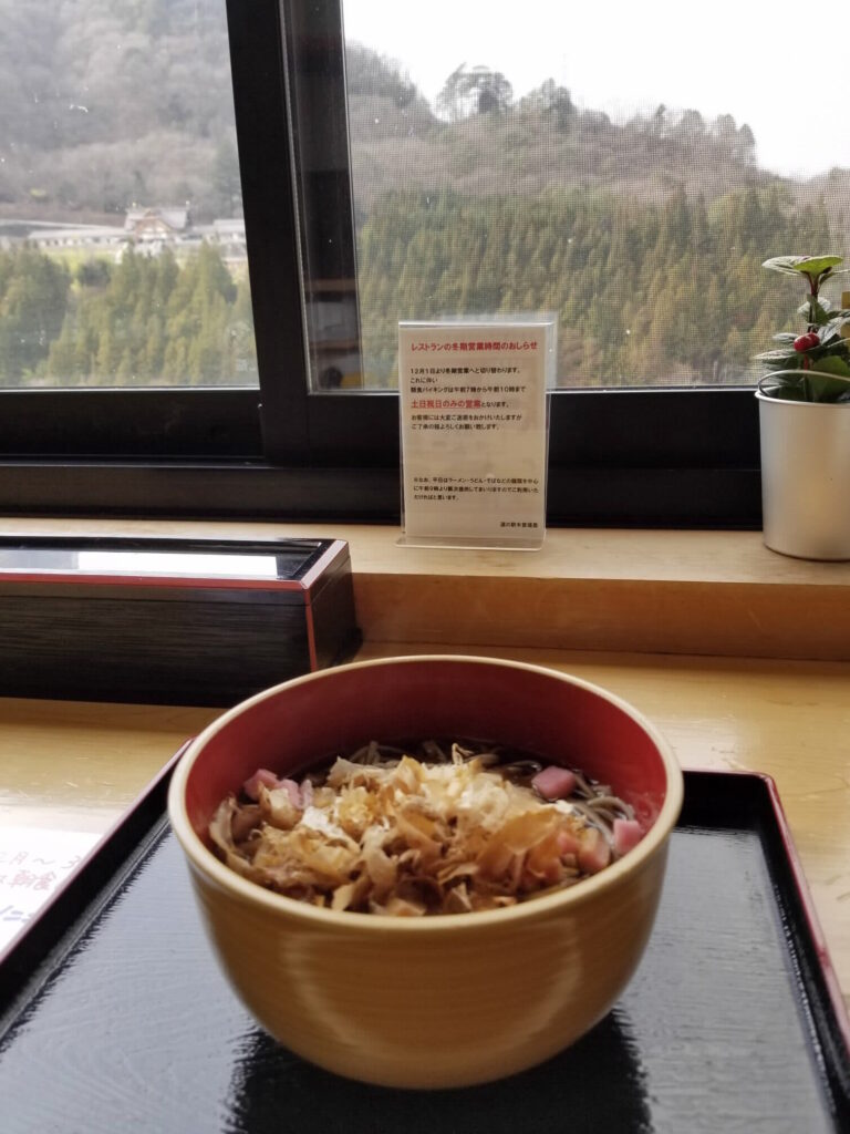 すんきそば(８５０円）そば粉は信州産、すんきは直売コーナーに並んでいるものと同じです。