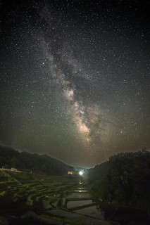 幻想的な星空と”よこね田んぼ”