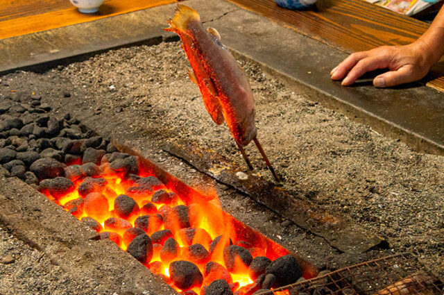 コークスで焼き上げるシンプルな塩焼きに、ここでしか食べられないイワナの卵も