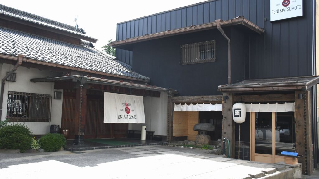 左：源泉掛け流しの温泉＋ゲストハウス「FAN!MATSUMOTO」、右：馬肉料理専門店「新三よし浅間温泉いろりかこむ店」