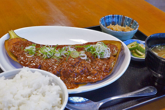 揚げることで、実が蒸されて柔らかく。肉みそと一緒にご飯が進む