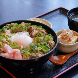 須坂の名物「みそすき丼」は、各店が創意工夫を凝らした味