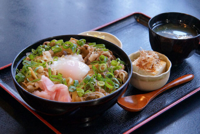 須坂の名物「みそすき丼」は、各店が創意工夫を凝らした味