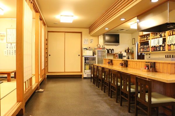 カウンター席8席　座敷４０席　宴会にもご利用いただけます。
